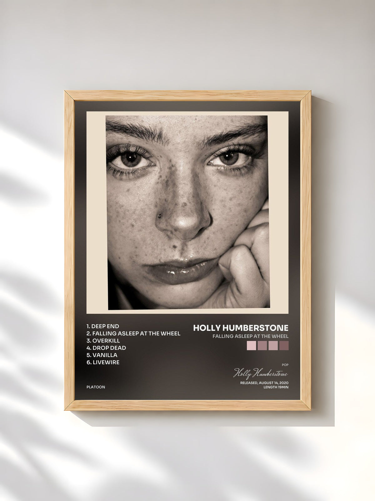 #bois Tableau de l'album Falling Asleep At The Wheel de Holly Humberstone, cadre en bois brut, imprimé et encadré en France