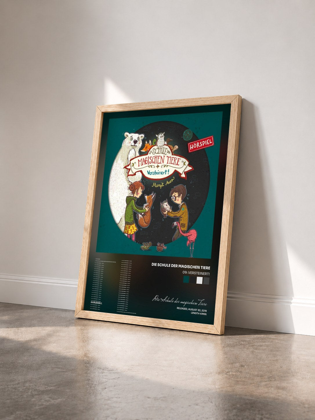 #bois Tableau de l'album 09: Versteinert! de Die Schule der magischen Tiere vu de trois quarts, cadre en bois brut