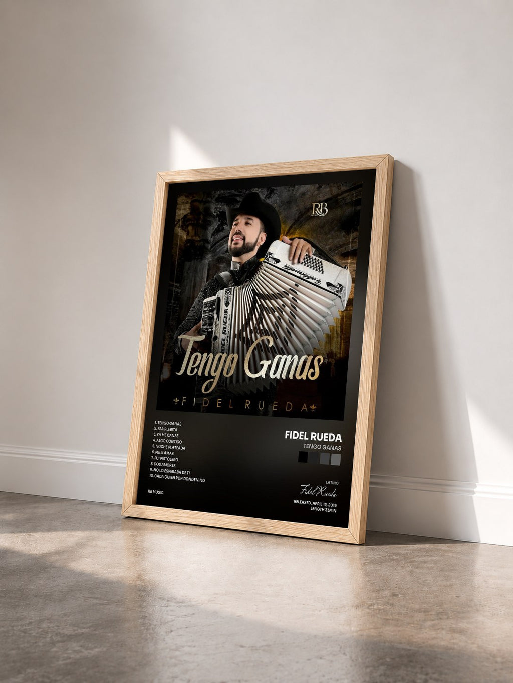 #bois Tableau de l'album Tengo Ganas de Fidel Rueda vu de trois quarts, cadre en bois brut