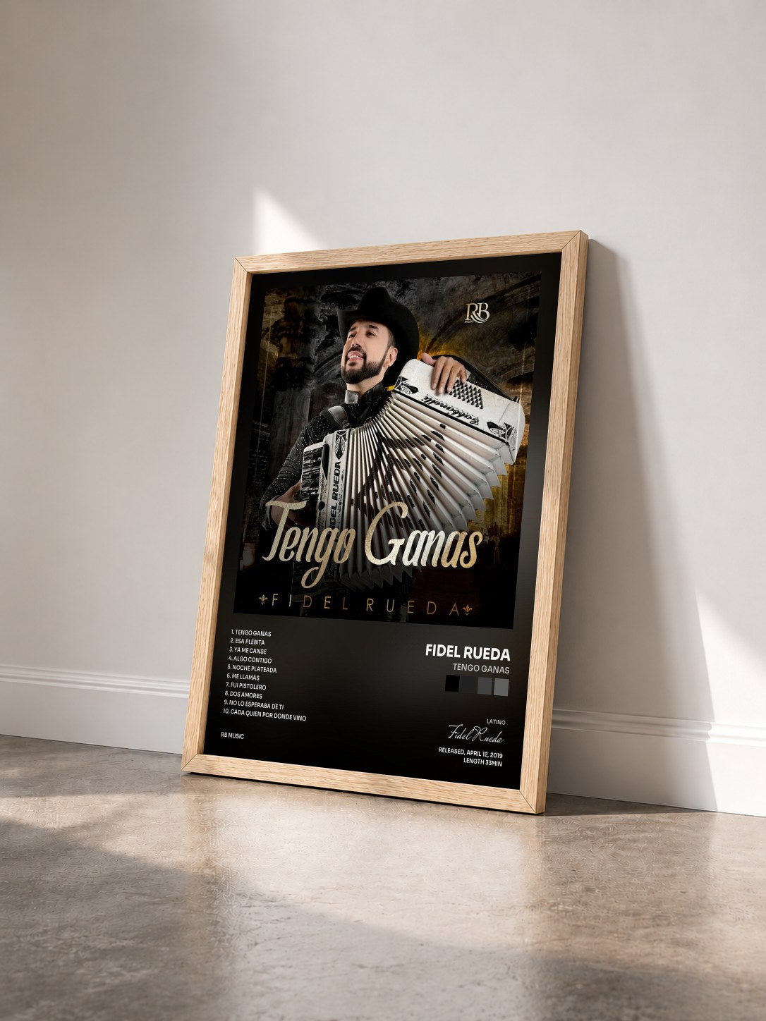 #bois Tableau de l'album Tengo Ganas de Fidel Rueda vu de trois quarts, cadre en bois brut