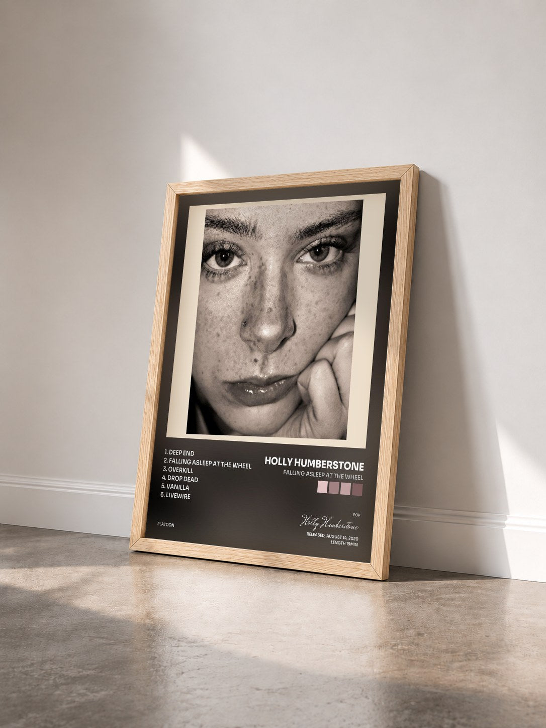 #bois Tableau de l'album Falling Asleep At The Wheel de Holly Humberstone vu de trois quarts, cadre en bois brut