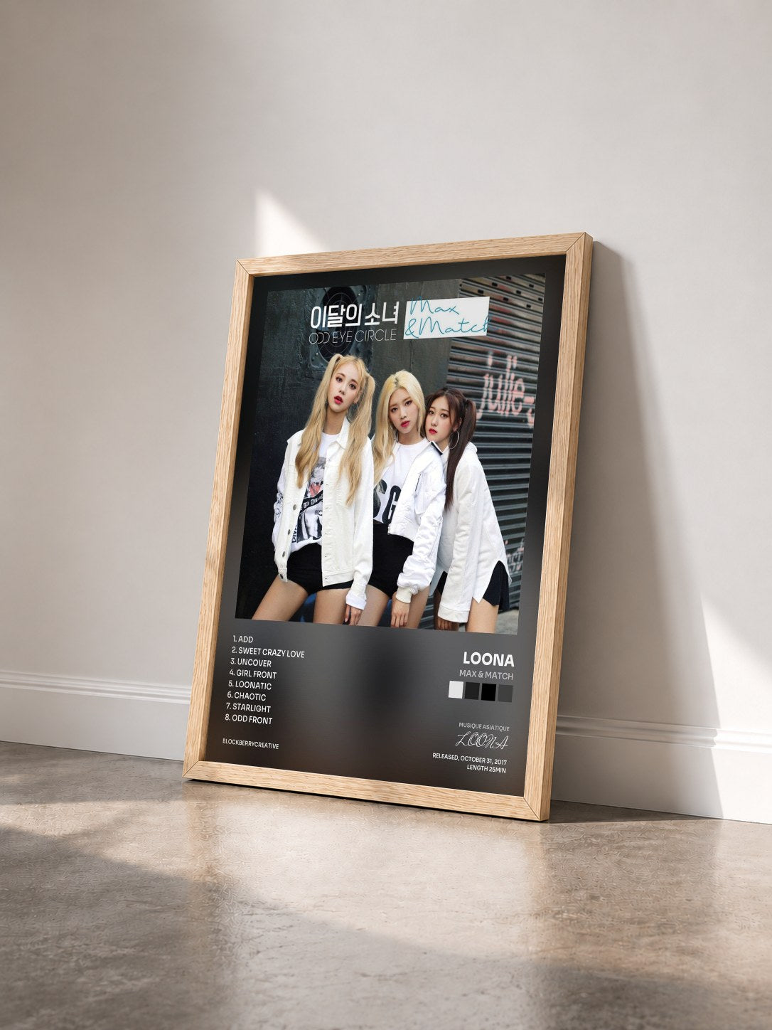 #bois Tableau de l'album Max & Match de LOONA vu de trois quarts, cadre en bois brut