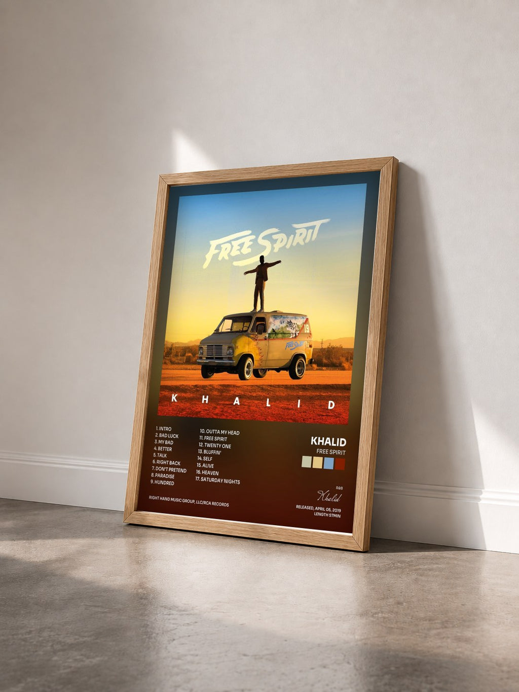#bois Tableau de l'album Free Spirit de Khalid vu de trois quarts, cadre en bois brut
