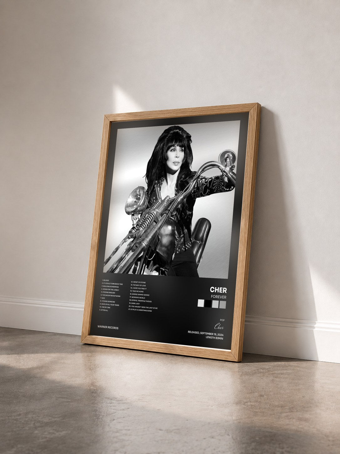 #bois Tableau de l'album Forever de Cher vu de trois quarts, cadre en bois brut