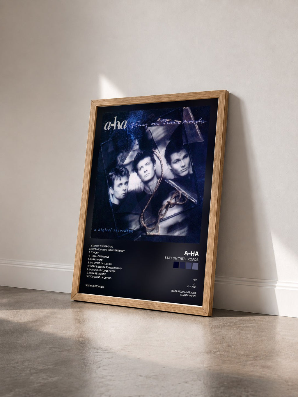 #bois Tableau de l'album Stay on These Roads de a-ha vu de trois quarts, cadre en bois brut