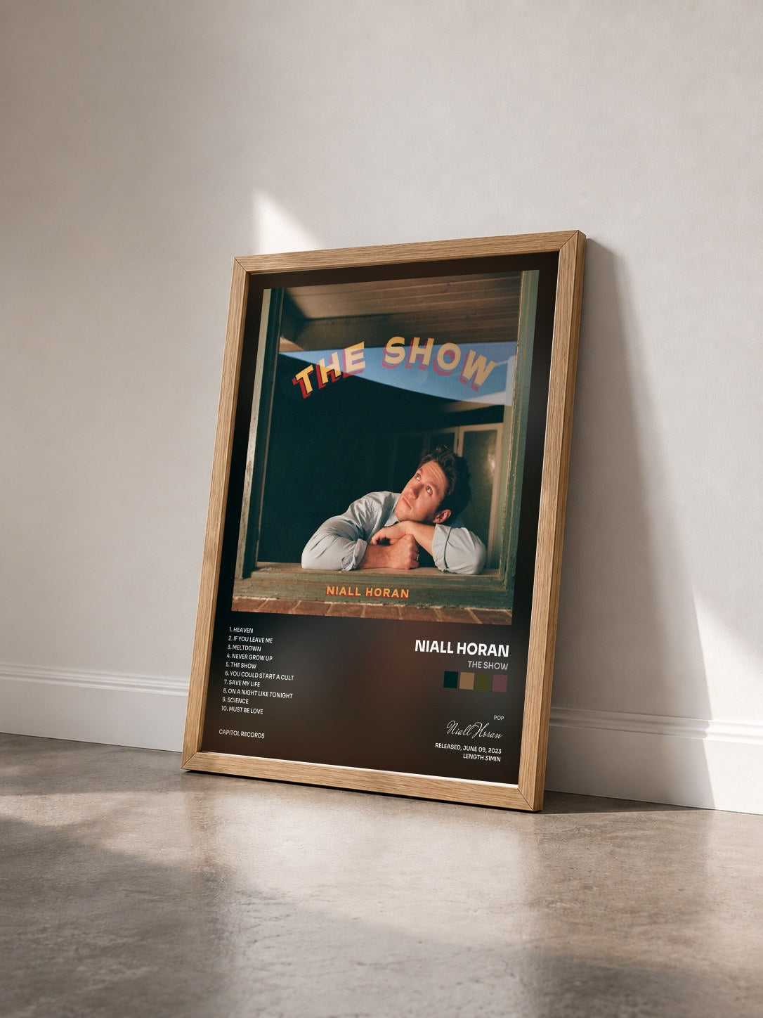#bois Tableau de l'album The Show de Niall Horan vu de trois quarts, cadre en bois brut