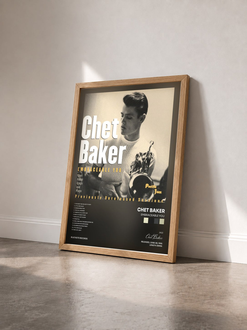 #bois Tableau de l'album Embraceable You de Chet Baker vu de trois quarts, cadre en bois brut