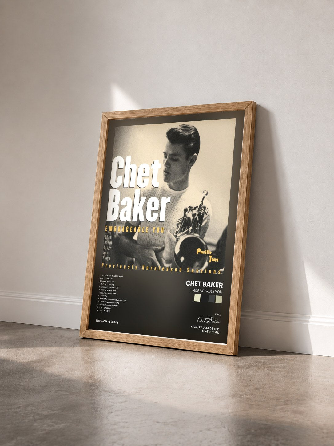 #bois Tableau de l'album Embraceable You de Chet Baker vu de trois quarts, cadre en bois brut