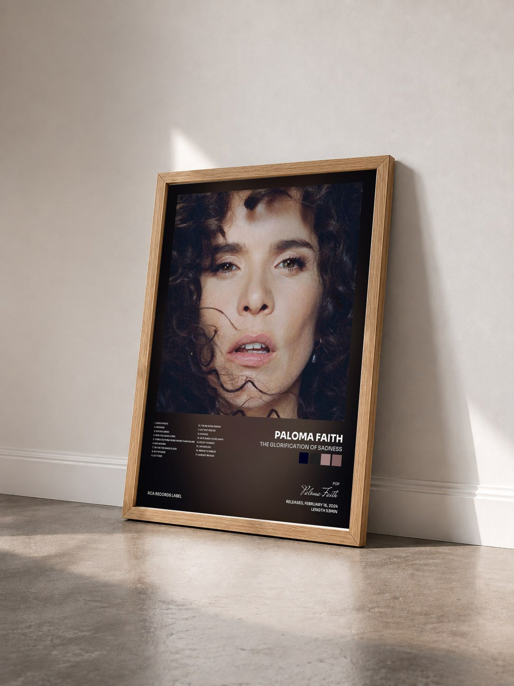 #bois Tableau de l'album The Glorification of Sadness de Paloma Faith vu de trois quarts, cadre en bois brut