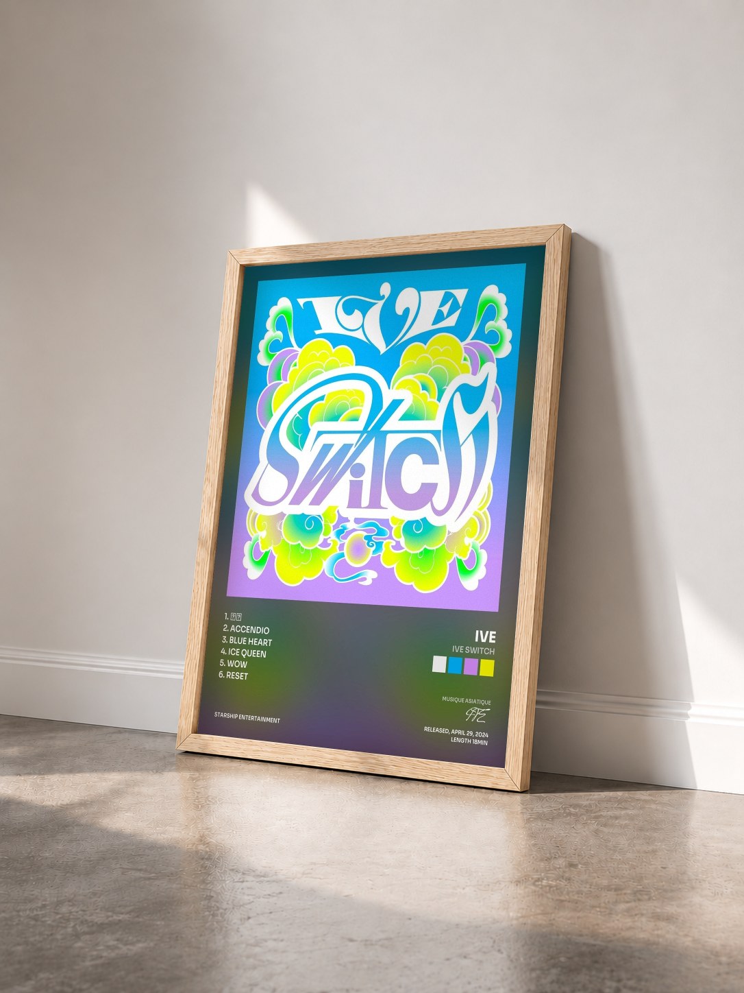 #bois Tableau de l'album IVE SWITCH de IVE vu de trois quarts, cadre en bois brut
