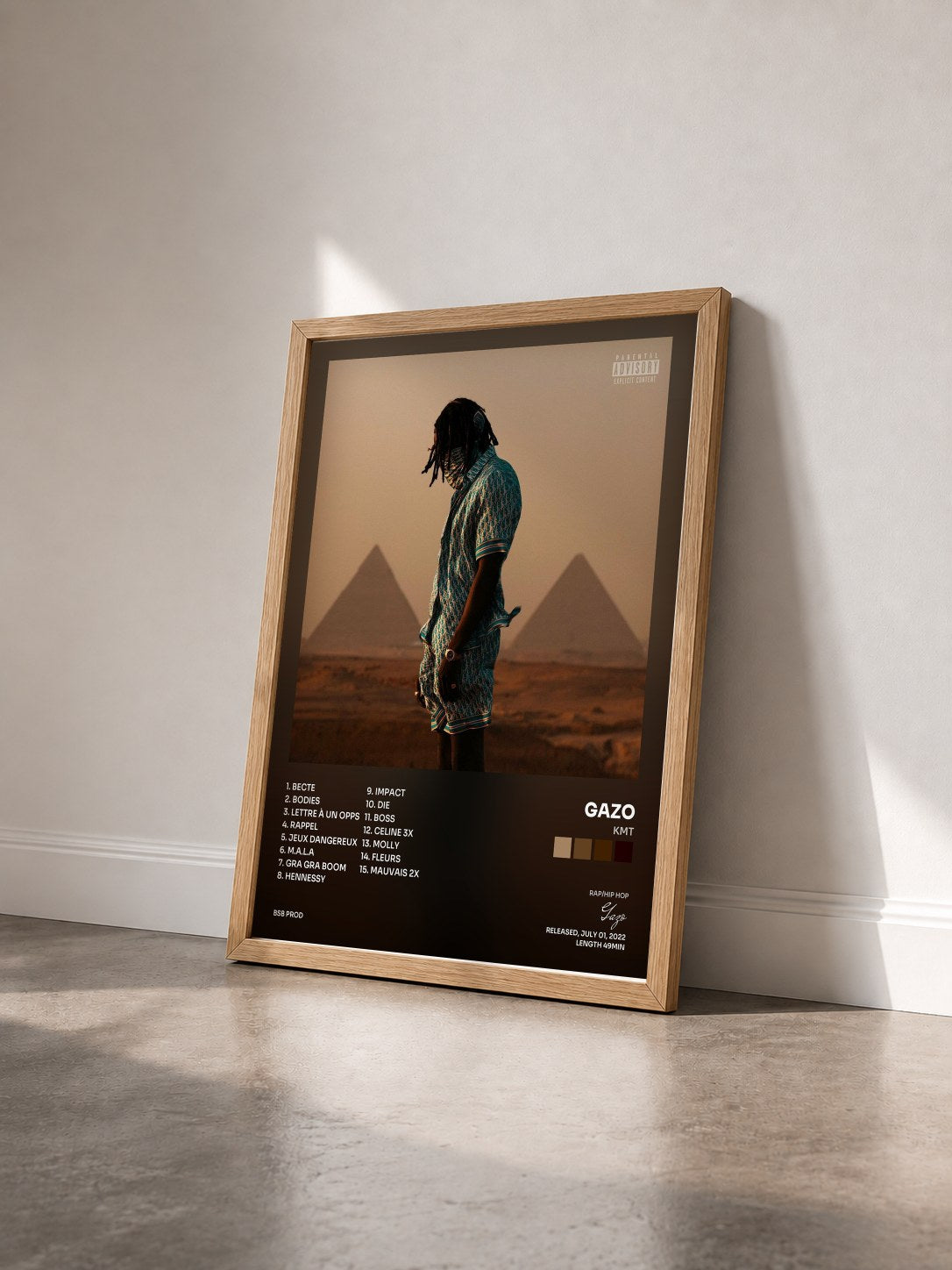 #bois Tableau de l'album KMT de Gazo vu de trois quarts, cadre en bois brut