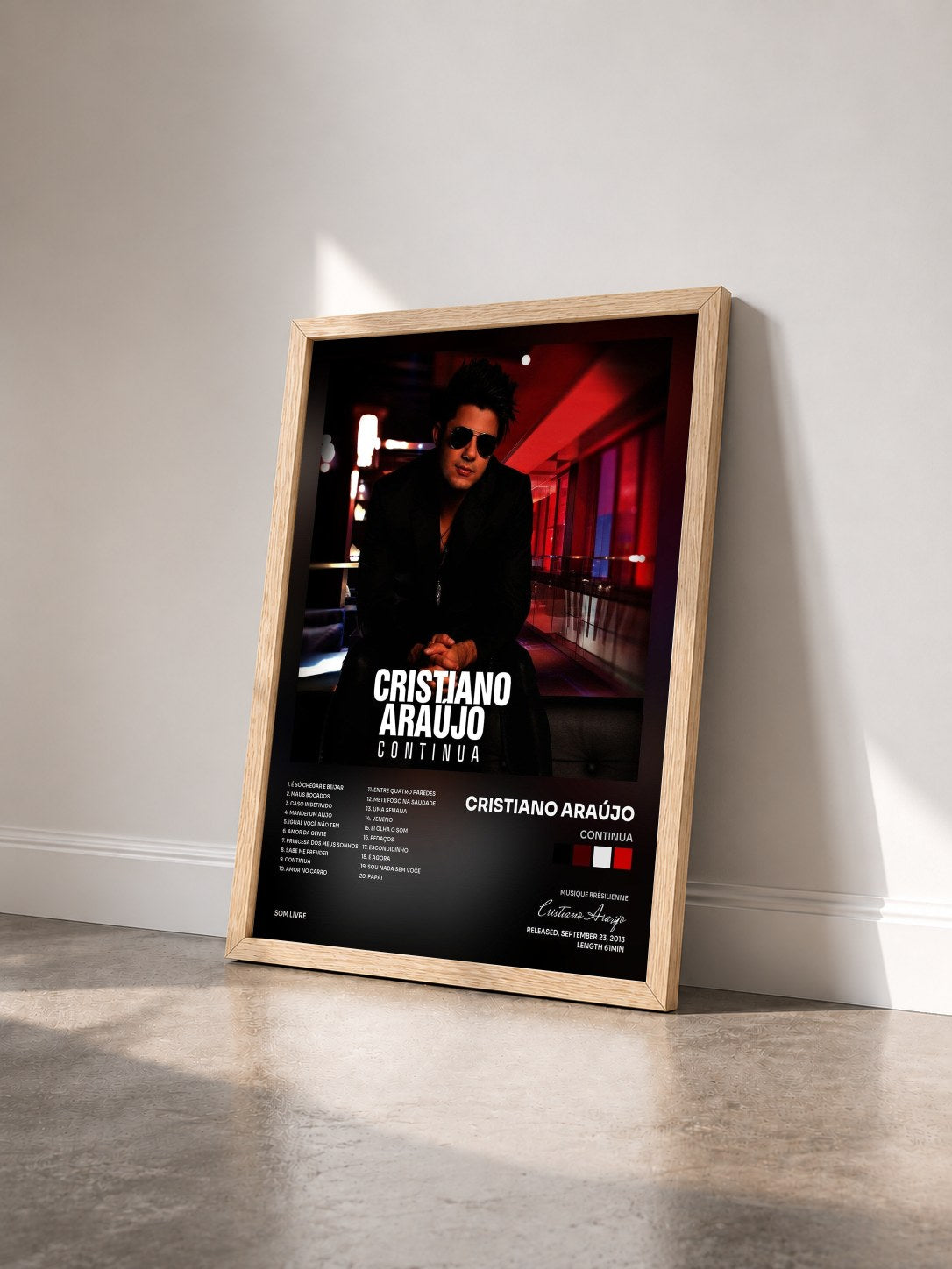 #bois Tableau de l'album Continua de Cristiano Araújo vu de trois quarts, cadre en bois brut