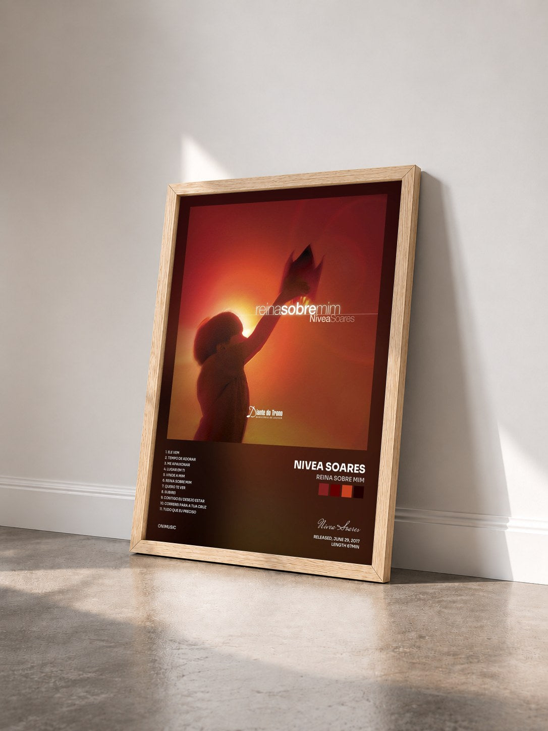#bois Tableau de l'album Reina Sobre Mim de Nivea Soares vu de trois quarts, cadre en bois brut