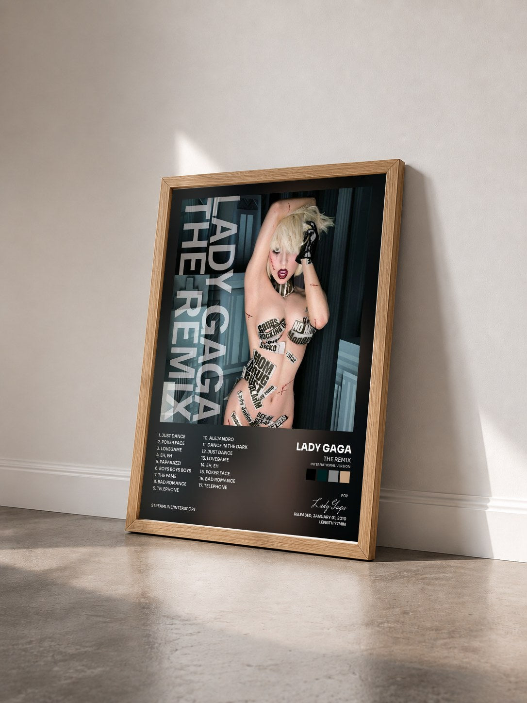 #bois Tableau de l'album The Remix (International Version) de Lady Gaga vu de trois quarts, cadre en bois brut
