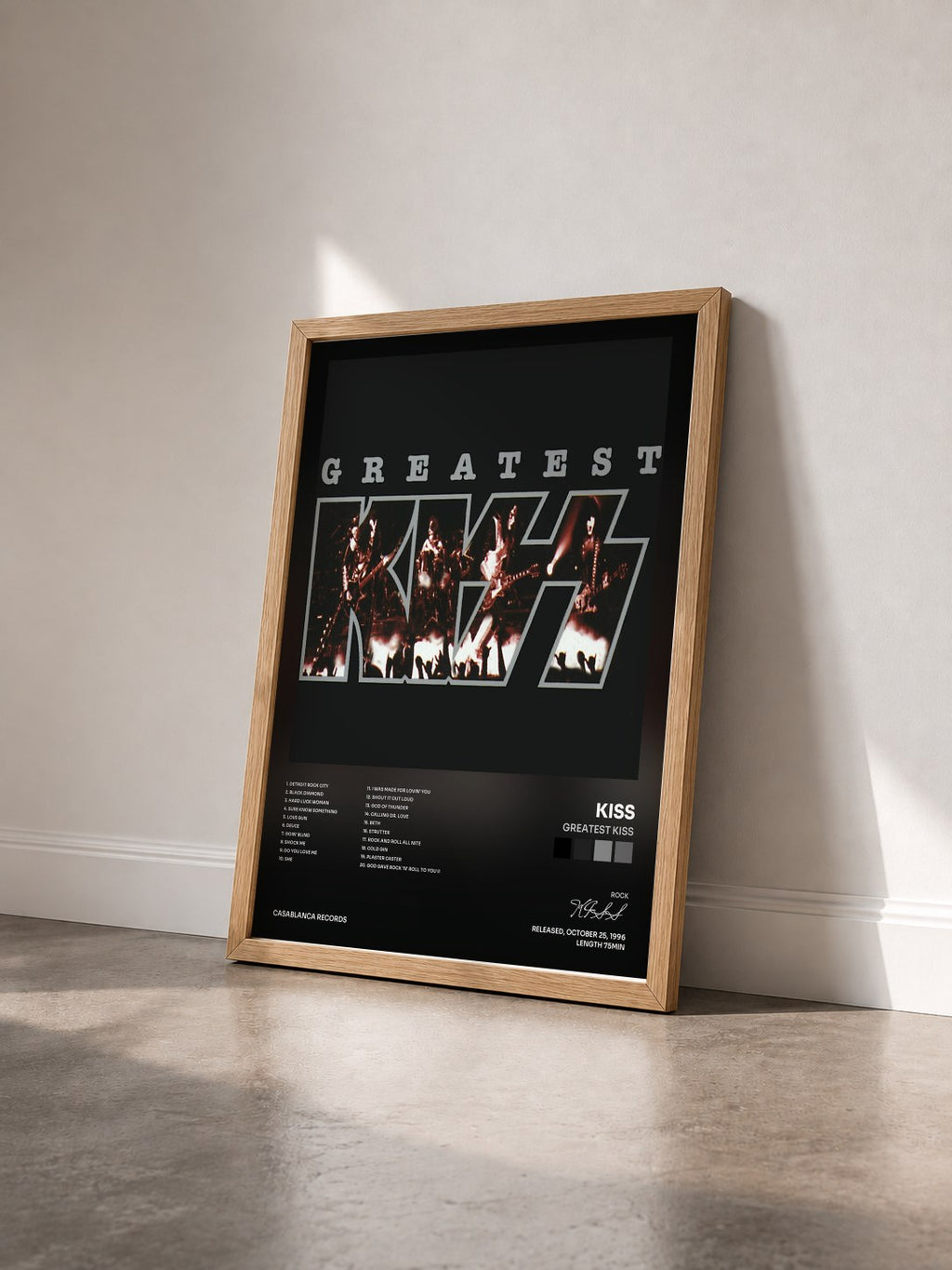 #bois Tableau de l'album Greatest Kiss de KISS vu de trois quarts, cadre en bois brut