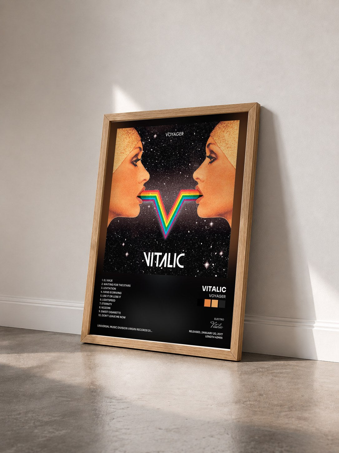 #bois Tableau de l'album Voyager de Vitalic vu de trois quarts, cadre en bois brut