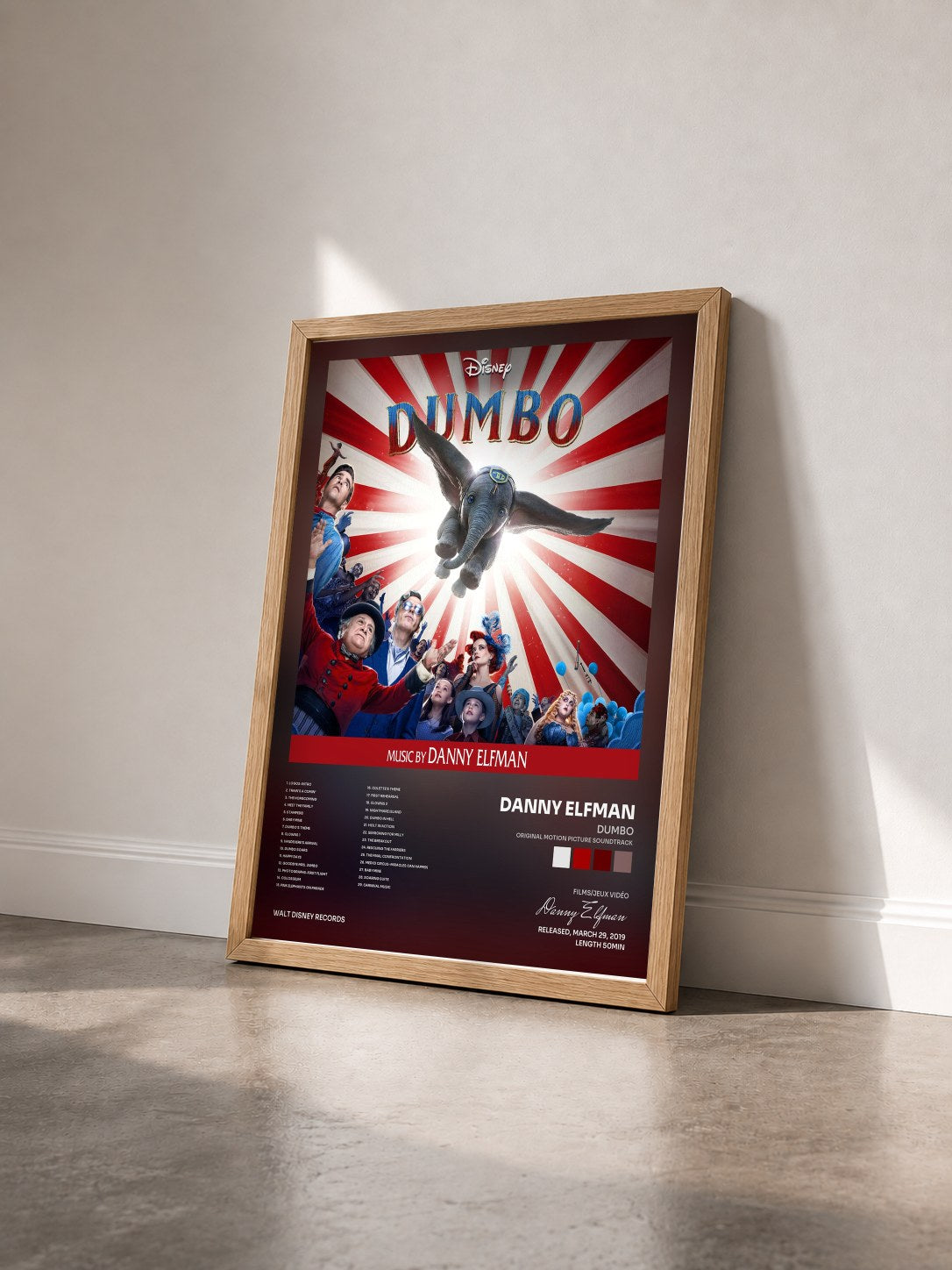 #bois Tableau de l'album Dumbo (Original Motion Picture Soundtrack) de Danny Elfman vu de trois quarts, cadre en bois brut