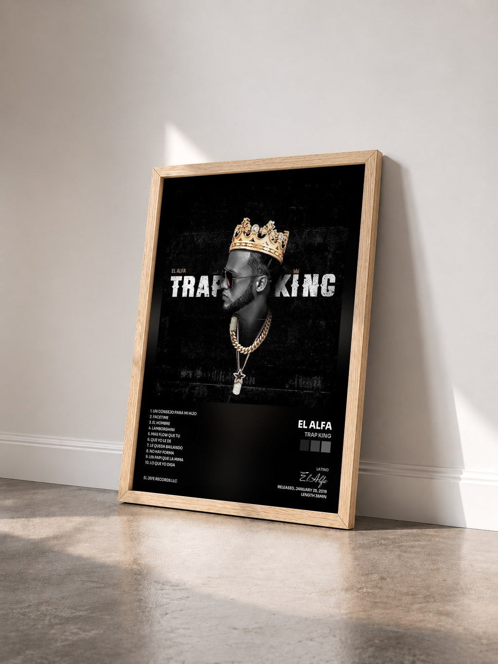 #bois Tableau de l'album TRAP KING de El Alfa vu de trois quarts, cadre en bois brut
