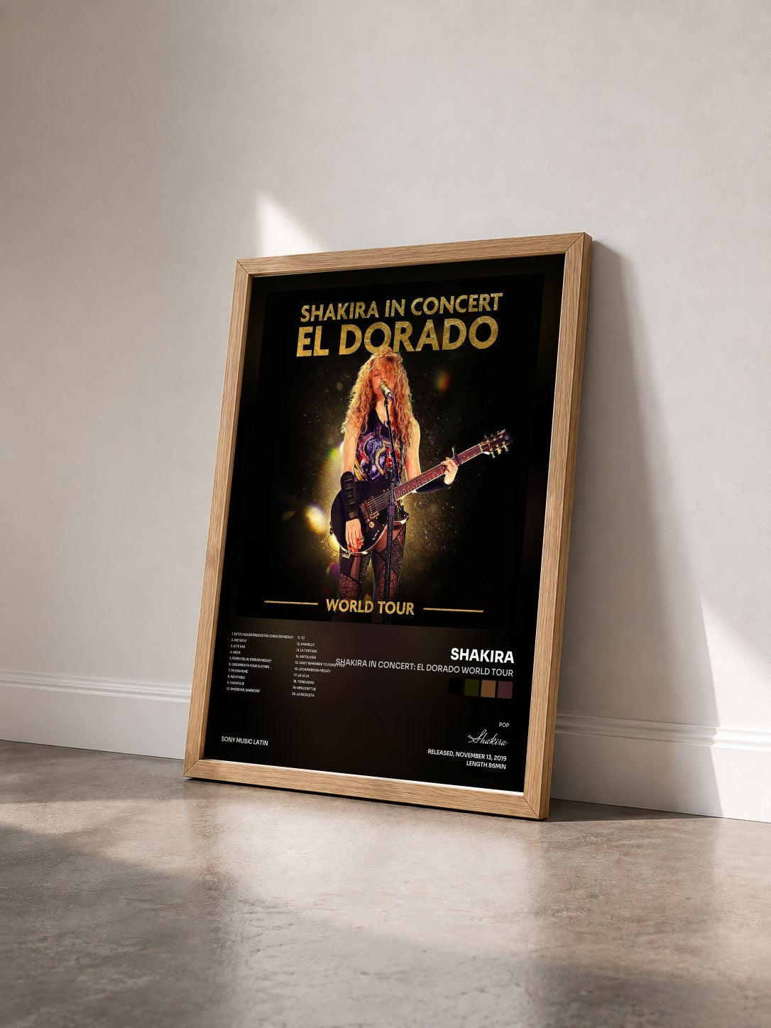 #bois Tableau de l'album Shakira In Concert: El Dorado World Tour de Shakira vu de trois quarts, cadre en bois brut