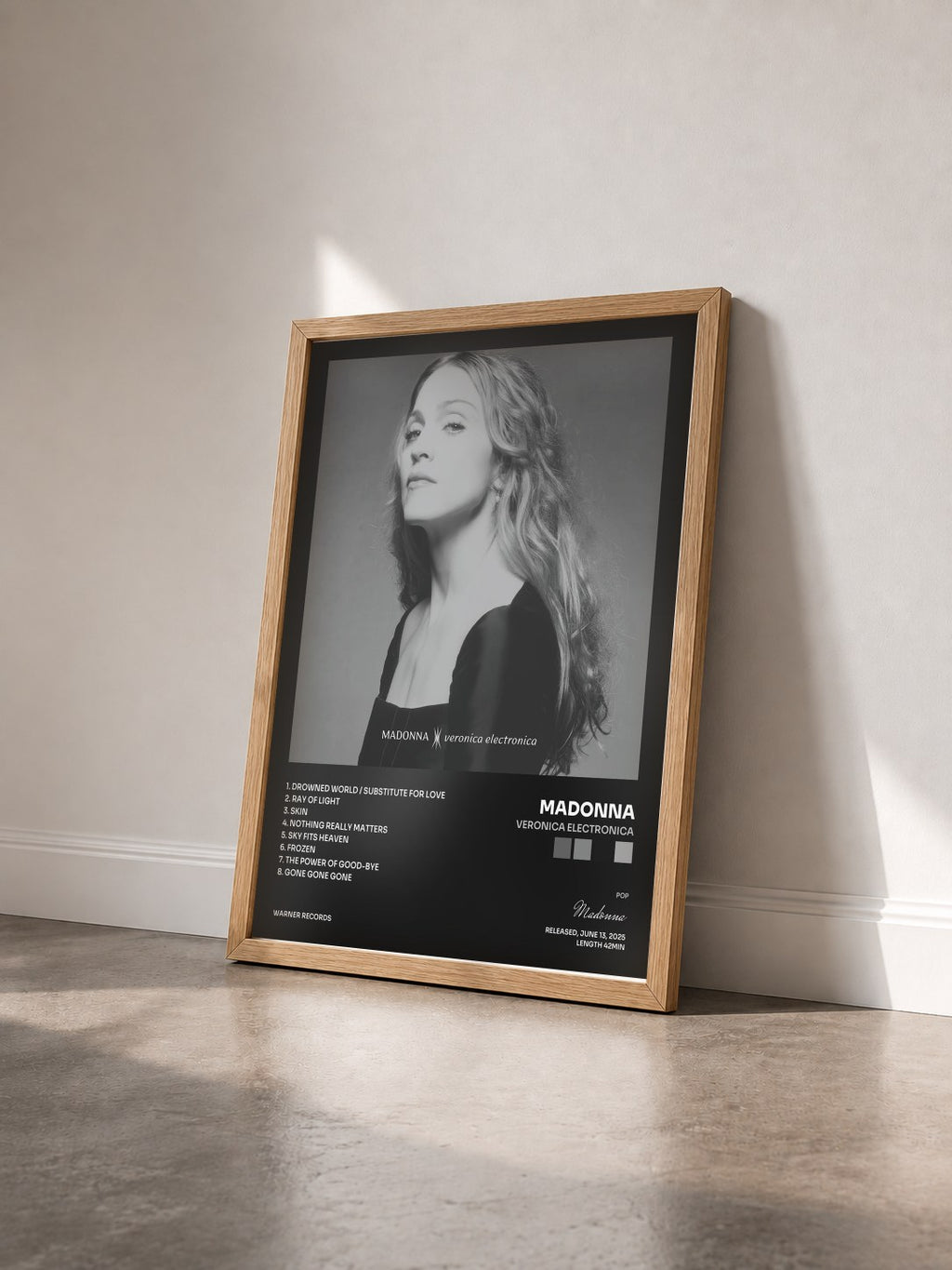 #bois Tableau de l'album Veronica Electronica de Madonna vu de trois quarts, cadre en bois brut