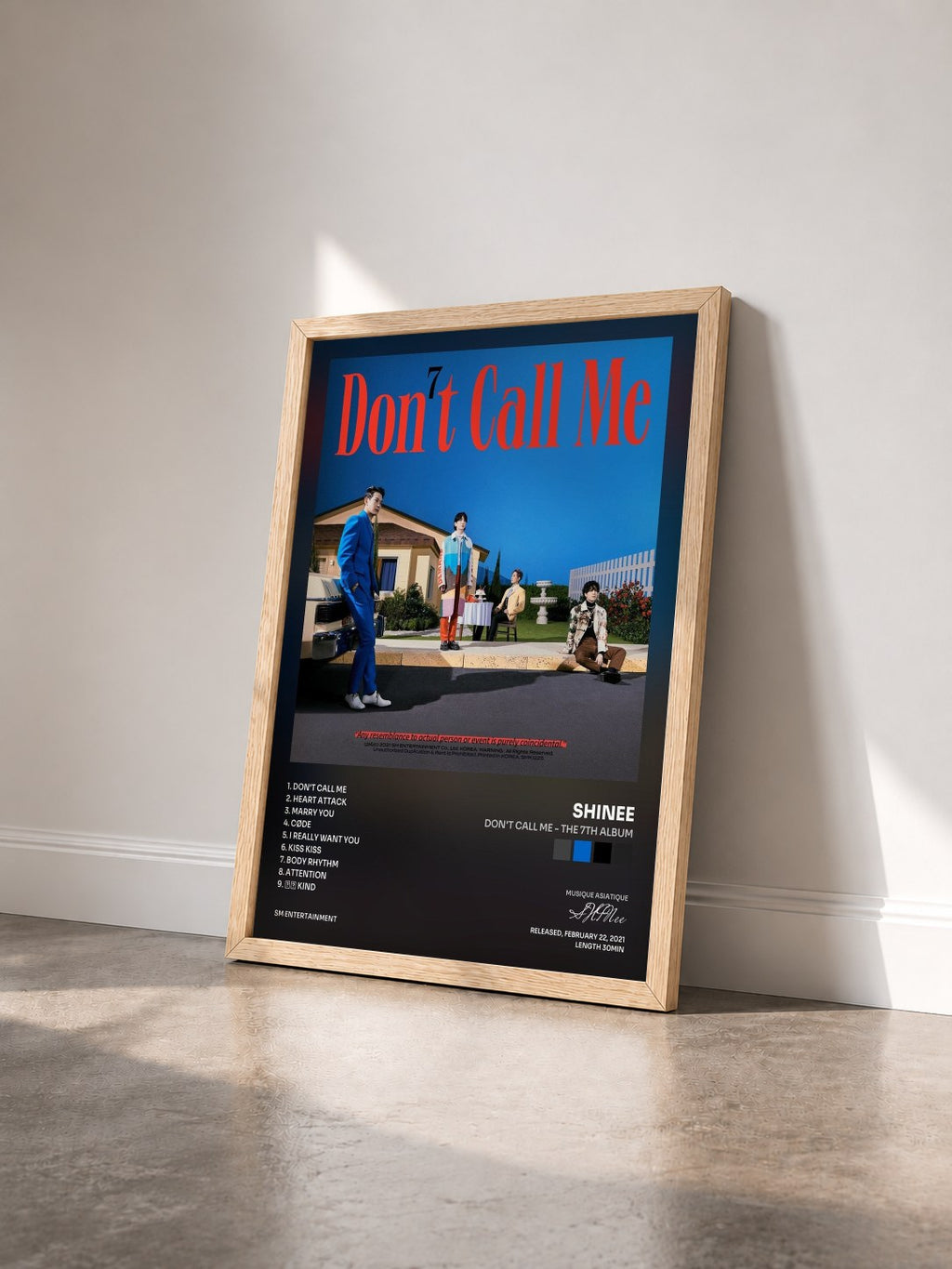 #bois Tableau de l'album Don't Call Me - The 7th Album de SHINee vu de trois quarts, cadre en bois brut