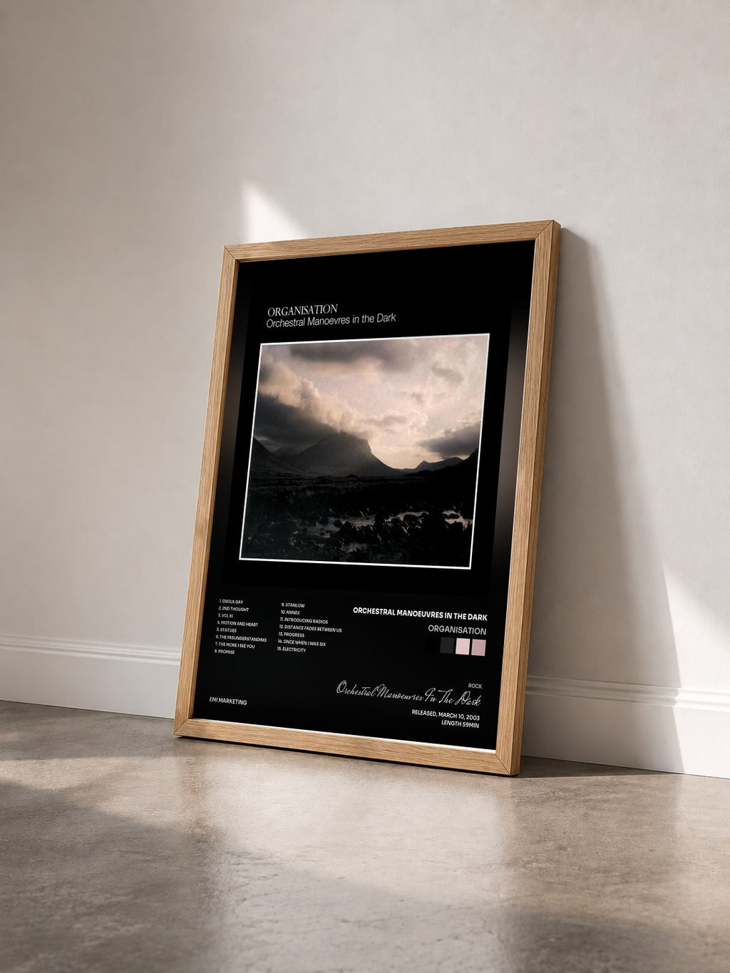 #bois Tableau de l'album Organisation de Orchestral Manoeuvres In The Dark vu de trois quarts, cadre en bois brut