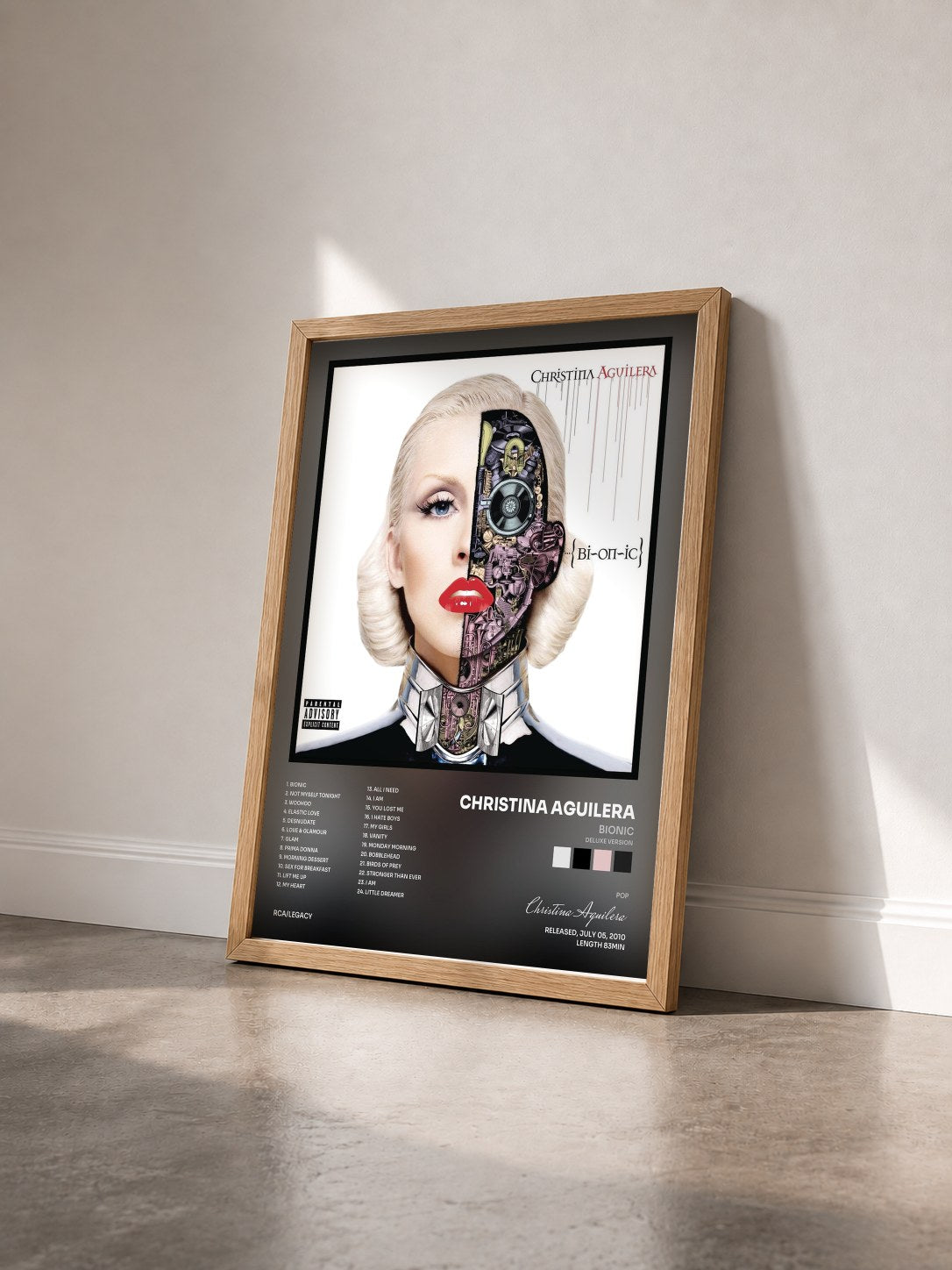 #bois Tableau de l'album Bionic (Deluxe Version) de Christina Aguilera vu de trois quarts, cadre en bois brut
