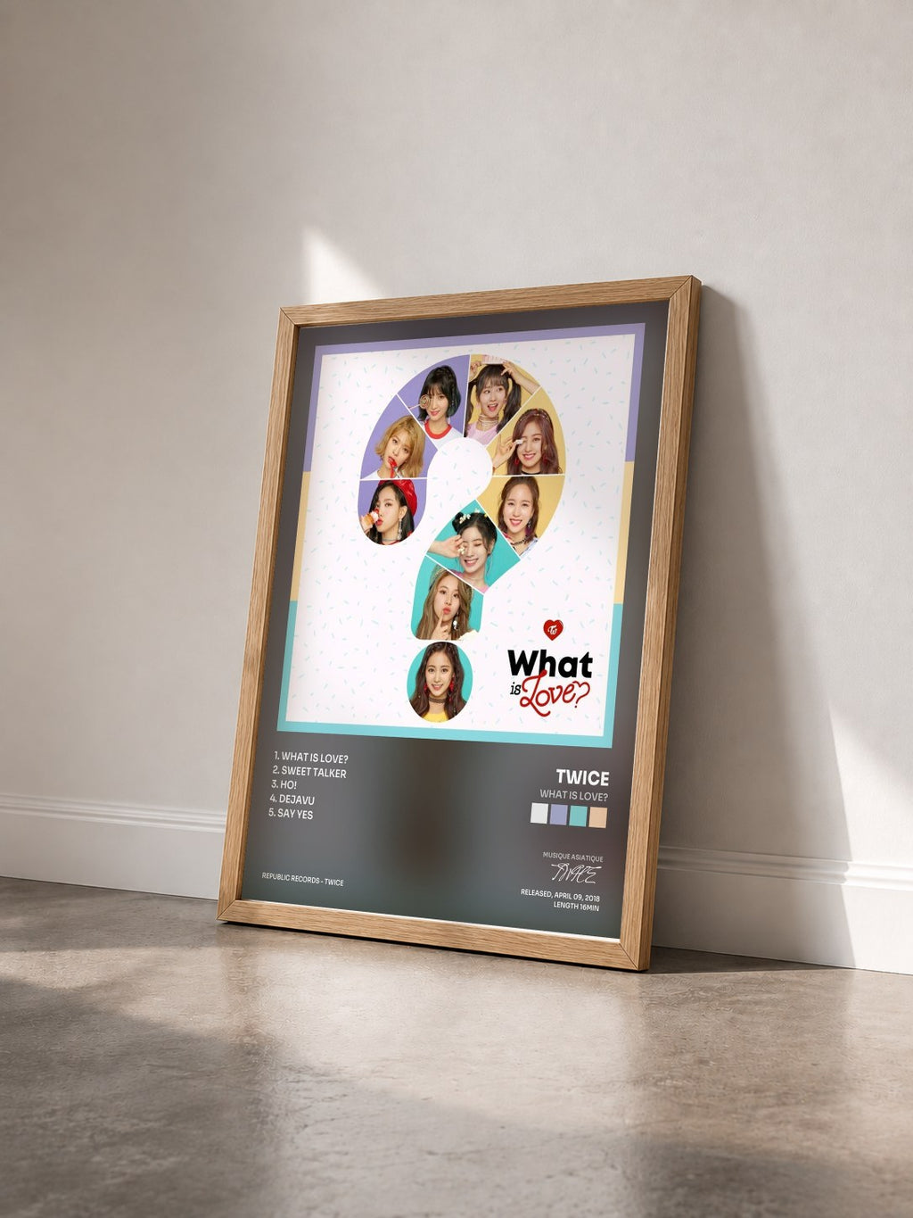 #bois Tableau de l'album What is Love? de TWICE vu de trois quarts, cadre en bois brut