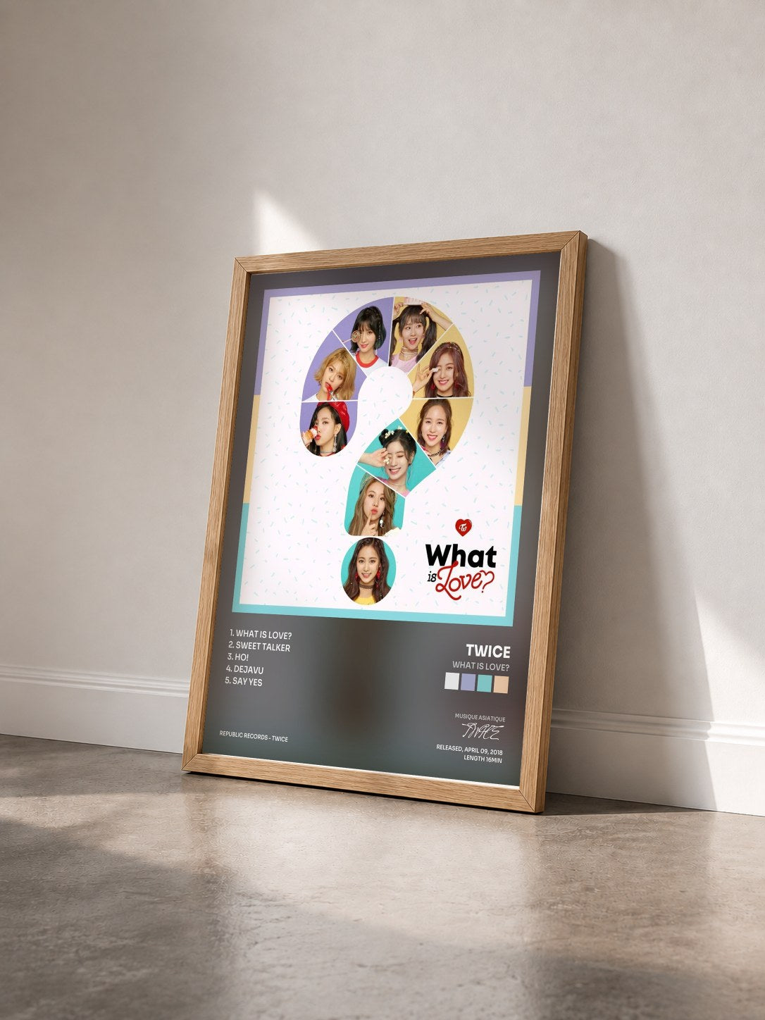 #bois Tableau de l'album What is Love? de TWICE vu de trois quarts, cadre en bois brut