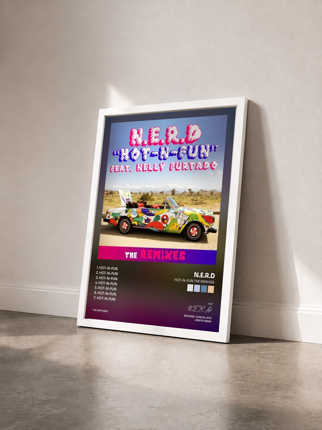 #blanc Tableau de l'album Hot-n-Fun The Remixes de N.E.R.D vu de trois quarts, cadre blanc
