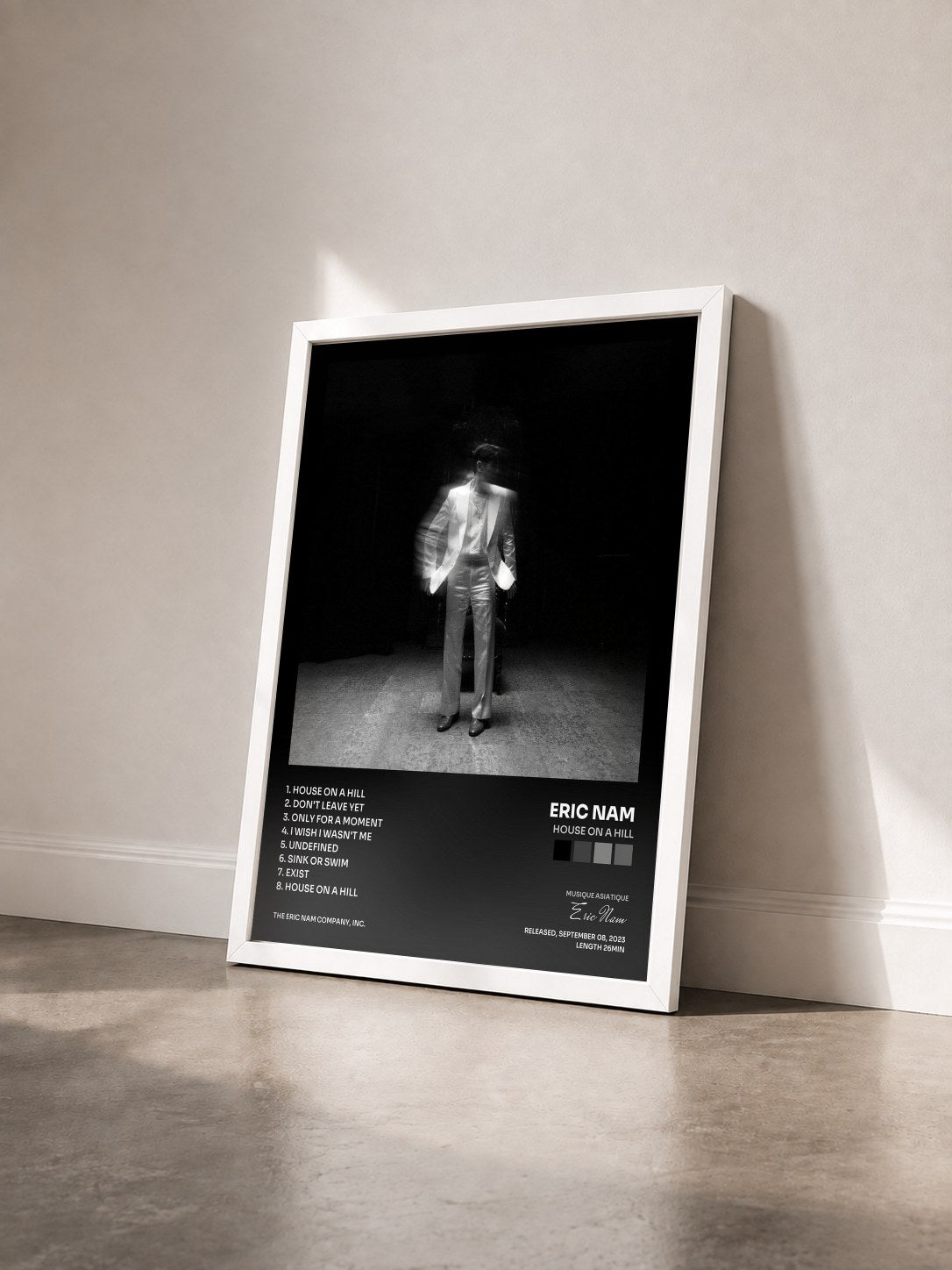 #blanc Tableau de l'album House on a Hill de Eric Nam vu de trois quarts, cadre blanc