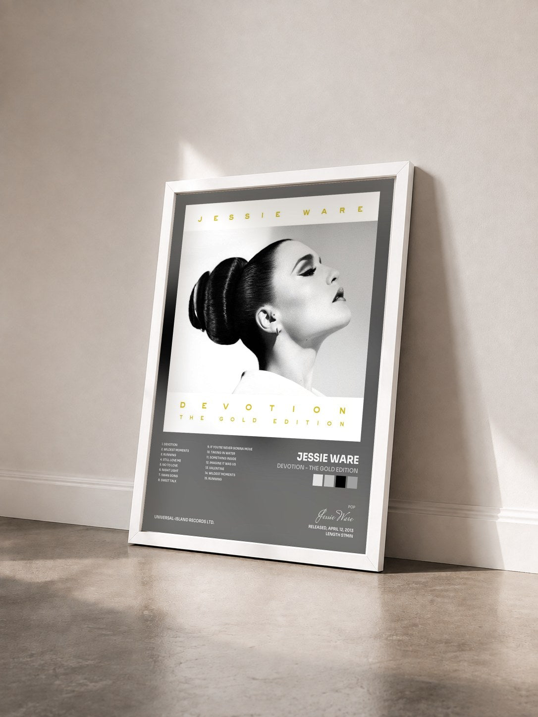 #blanc Tableau de l'album Devotion - The Gold Edition de Jessie Ware vu de trois quarts, cadre blanc