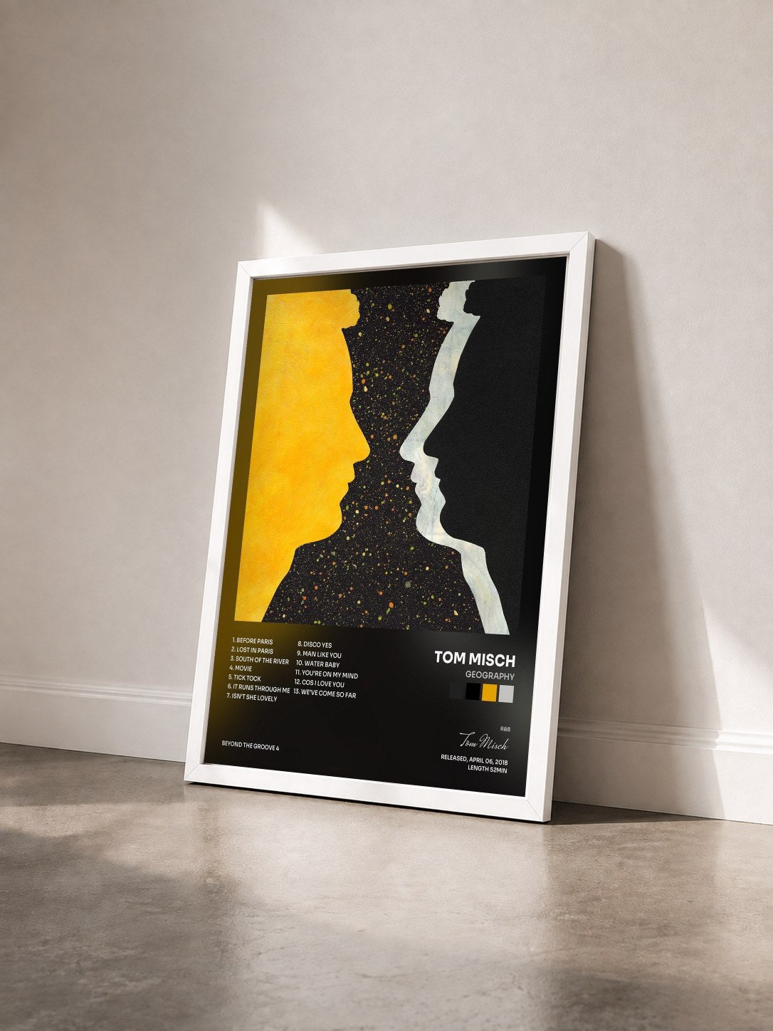 #blanc Tableau de l'album Geography de Tom Misch vu de trois quarts, cadre blanc