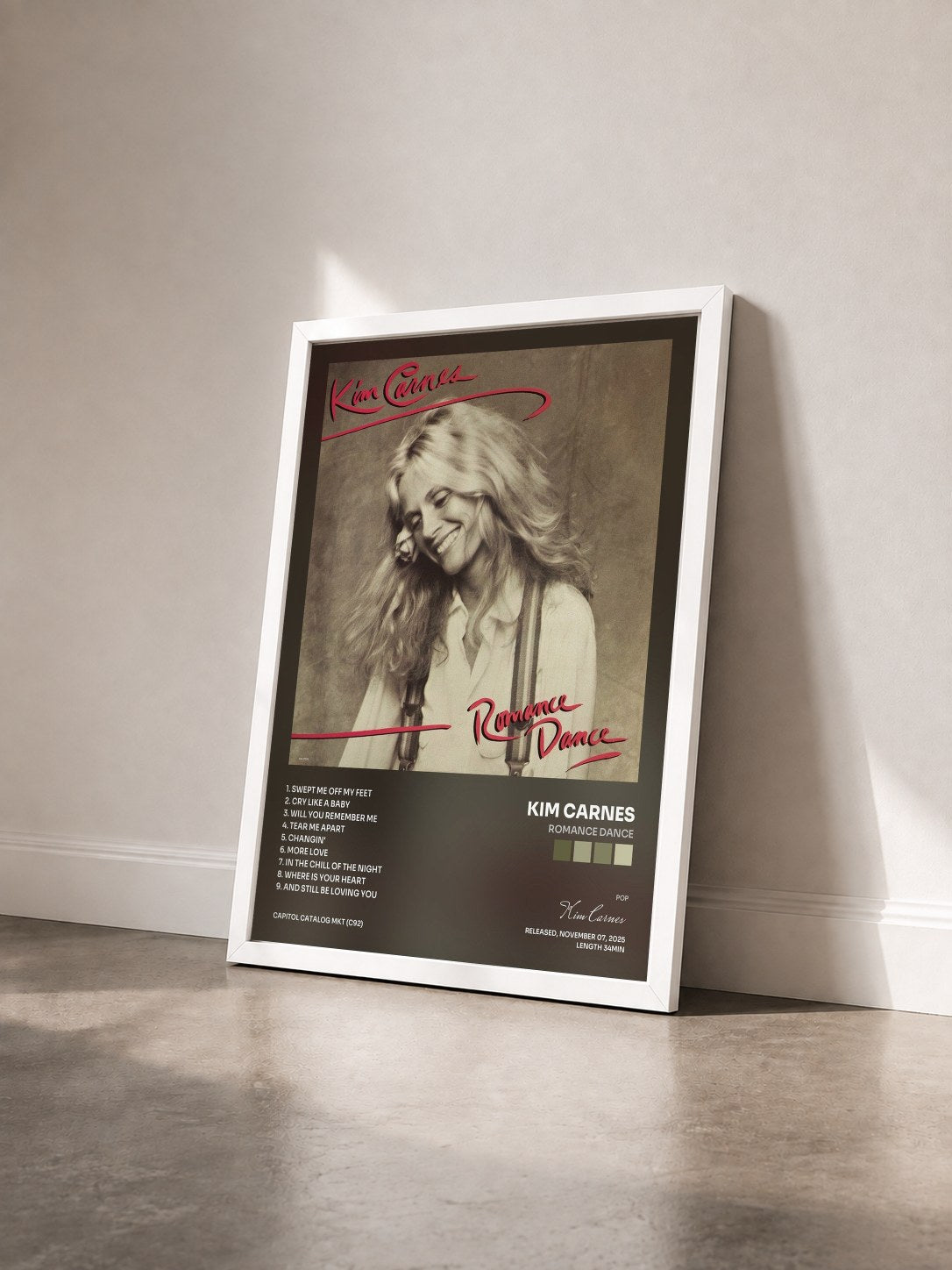 #blanc Tableau de l'album Romance Dance de Kim Carnes vu de trois quarts, cadre blanc