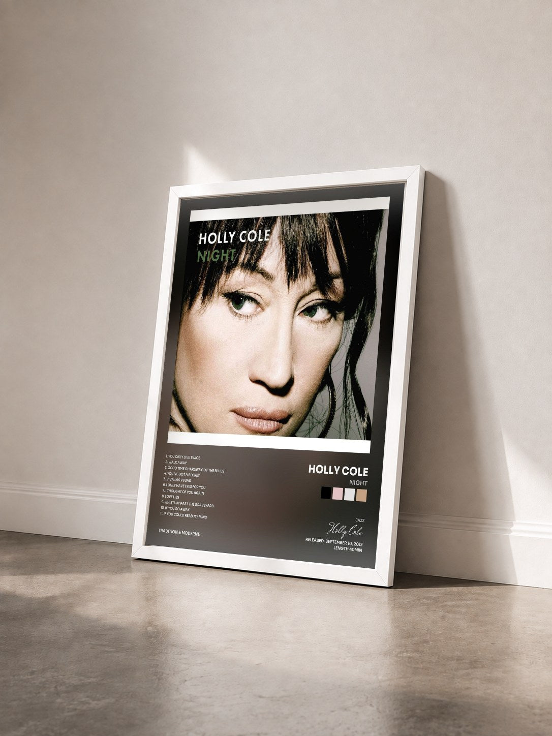 #blanc Tableau de l'album Night de Holly Cole vu de trois quarts, cadre blanc
