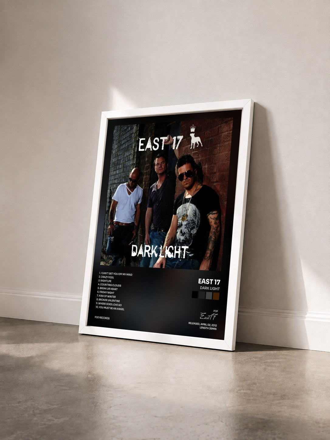 #blanc Tableau de l'album Dark Light de East 17 vu de trois quarts, cadre blanc
