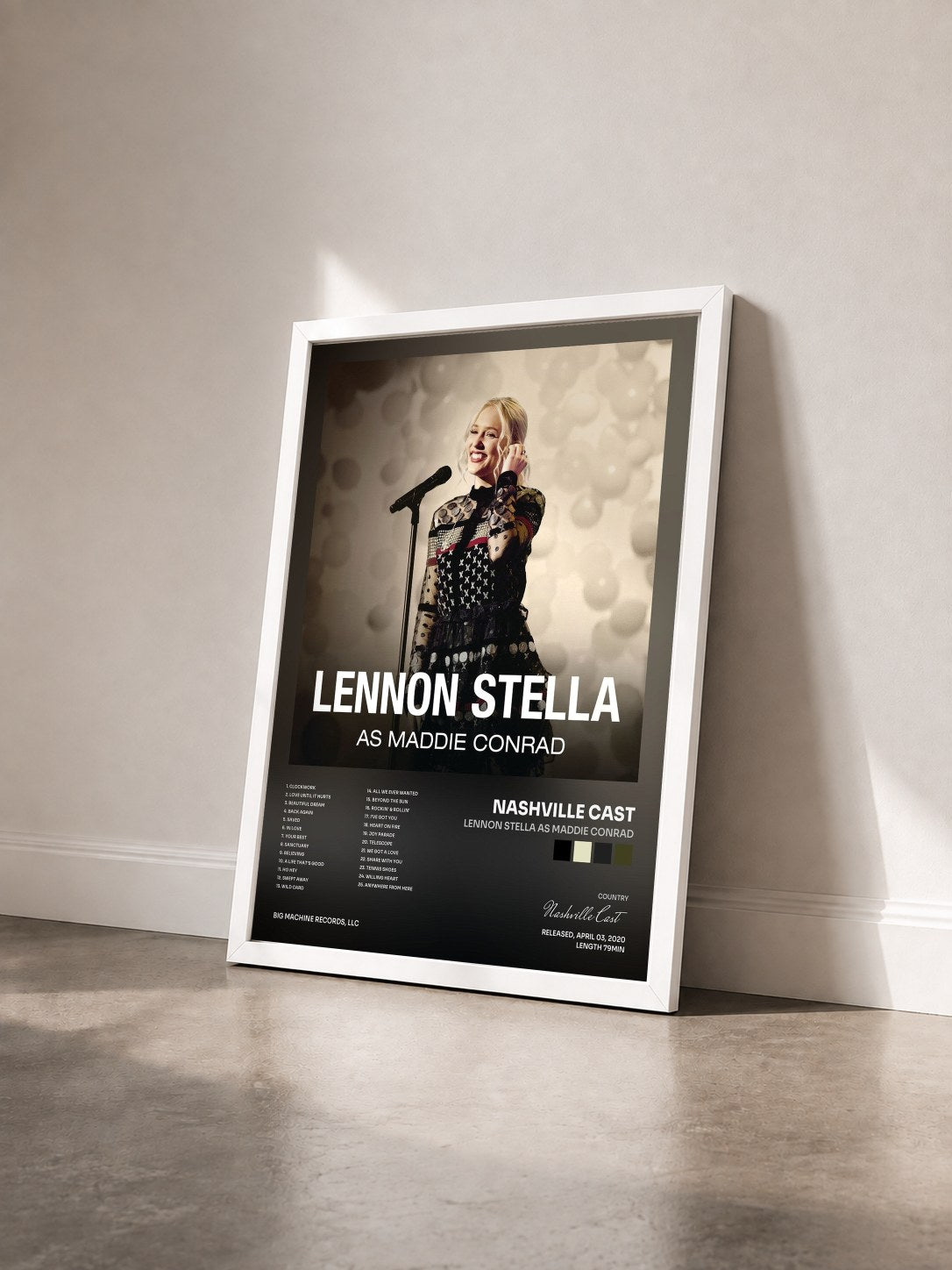 #blanc Tableau de l'album Lennon Stella As Maddie Conrad de Nashville Cast vu de trois quarts, cadre blanc