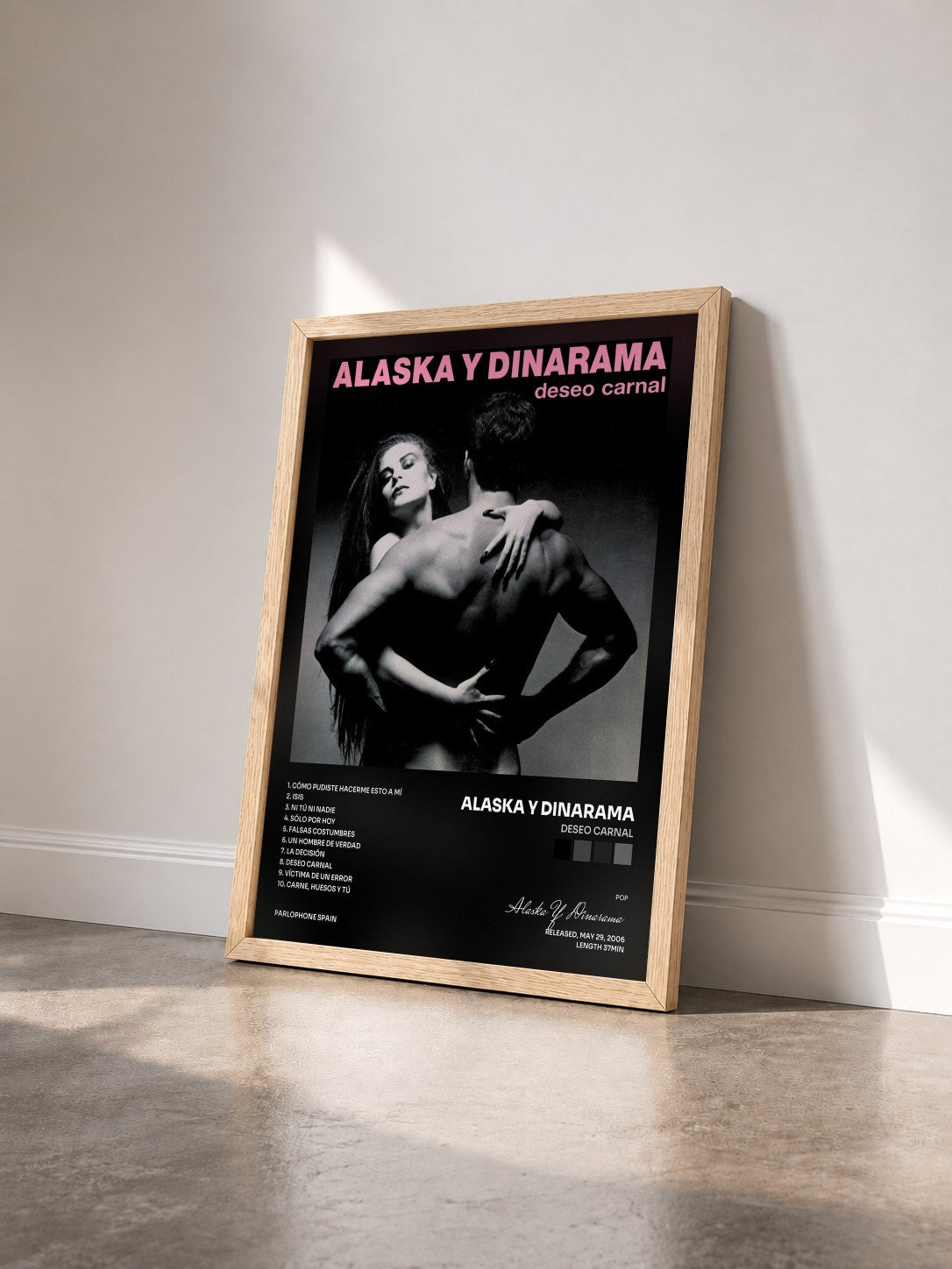 #bois Tableau de l'album Deseo Carnal de Alaska Y Dinarama vu de trois quarts, cadre en bois brut