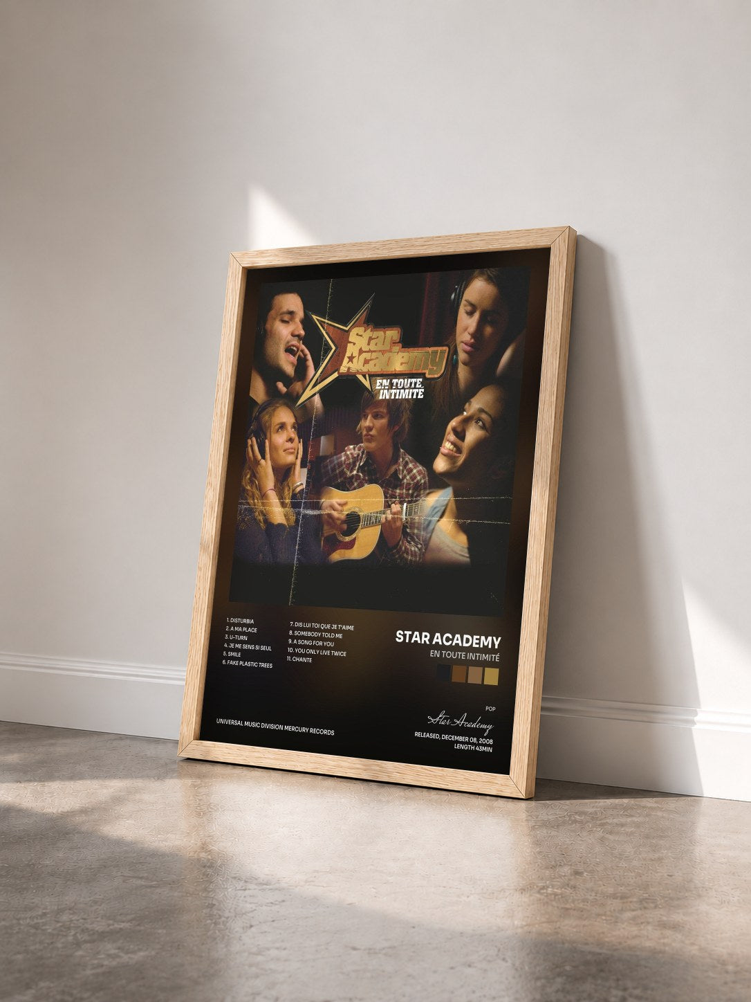 #bois Tableau de l'album En Toute Intimité de Star Academy vu de trois quarts, cadre en bois brut