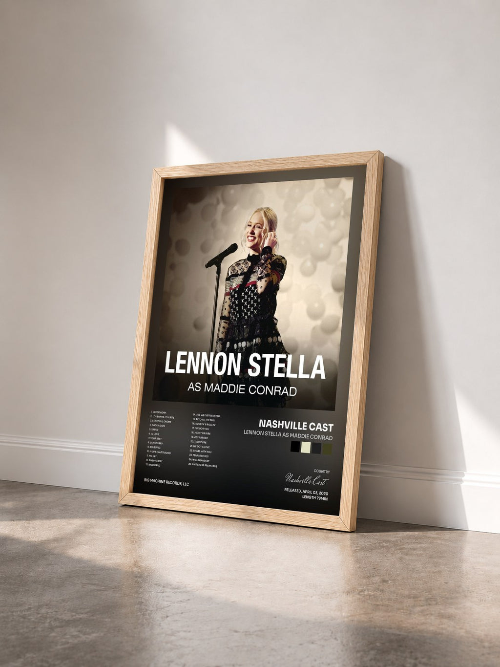 #bois Tableau de l'album Lennon Stella As Maddie Conrad de Nashville Cast vu de trois quarts, cadre en bois brut