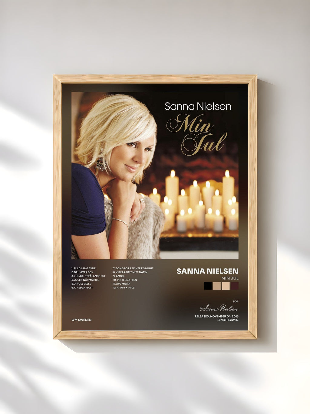 #bois Tableau de l'album Min jul de Sanna Nielsen, cadre en bois brut, imprimé et encadré en France