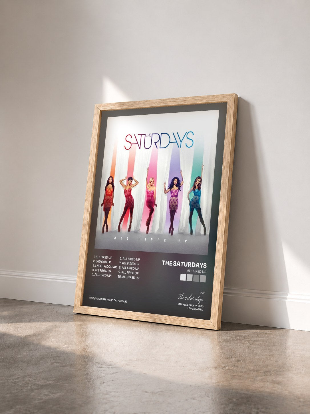 #bois Tableau de l'album All Fired Up de The Saturdays vu de trois quarts, cadre en bois brut