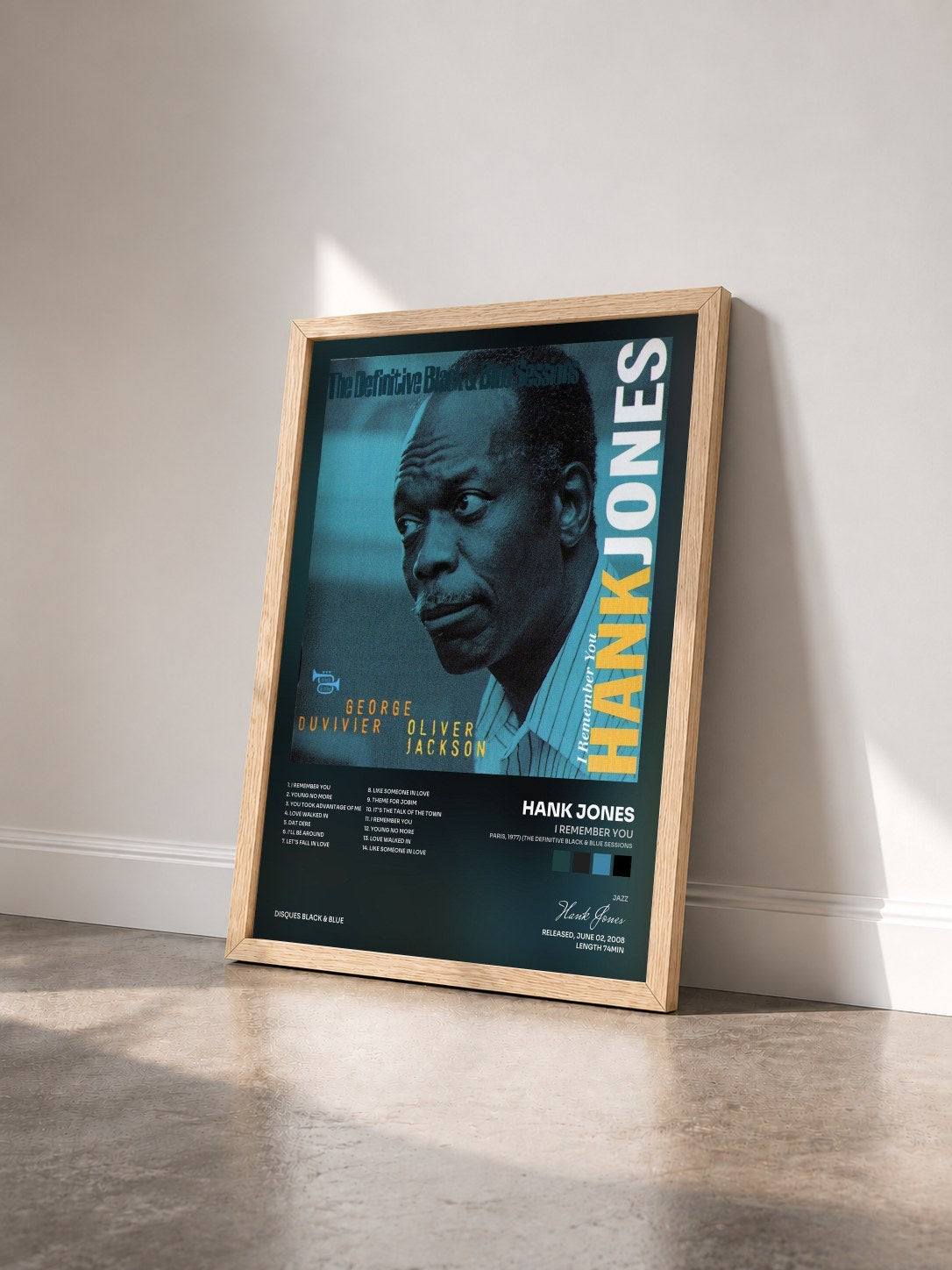 #bois Tableau de l'album I Remember You (Paris, 1977) (The Definitive Black & Blue Sessions) de Hank Jones vu de trois quarts, cadre en bois brut