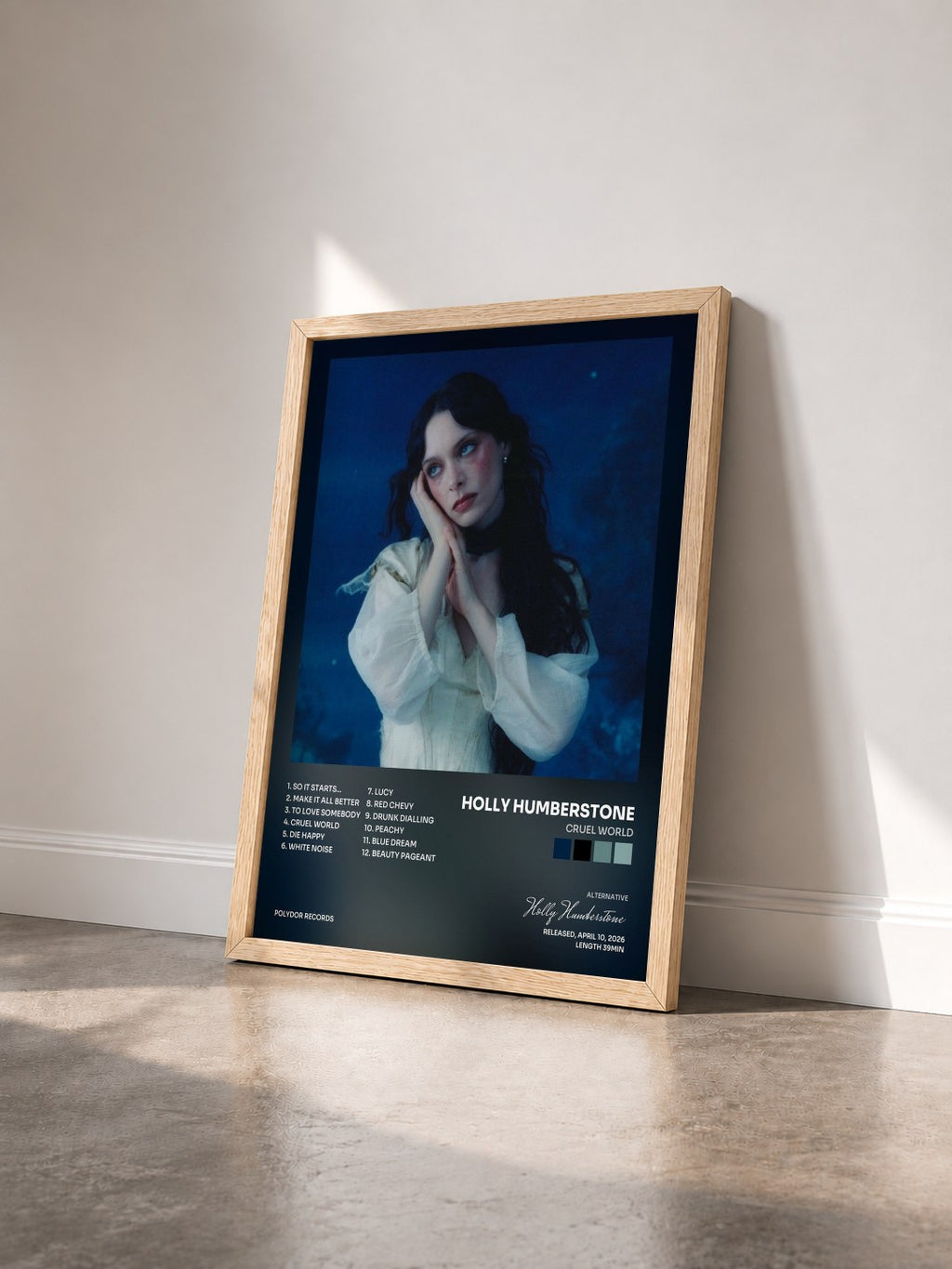 #bois Tableau de l'album Cruel World de Holly Humberstone vu de trois quarts, cadre en bois brut