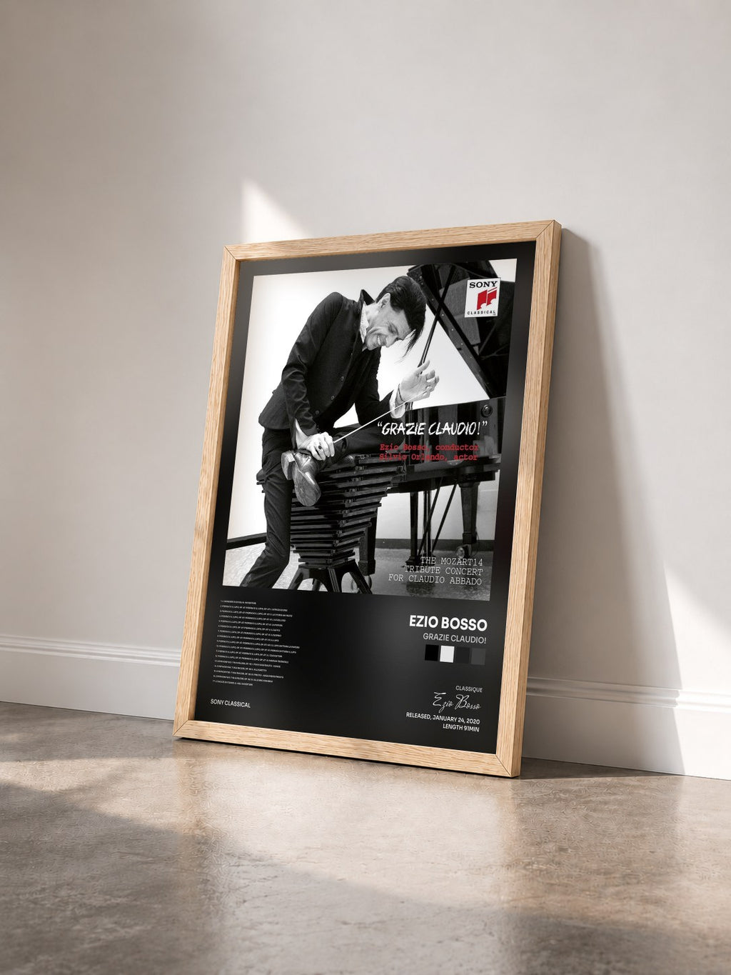 #bois Tableau de l'album Grazie Claudio! de Ezio Bosso vu de trois quarts, cadre en bois brut