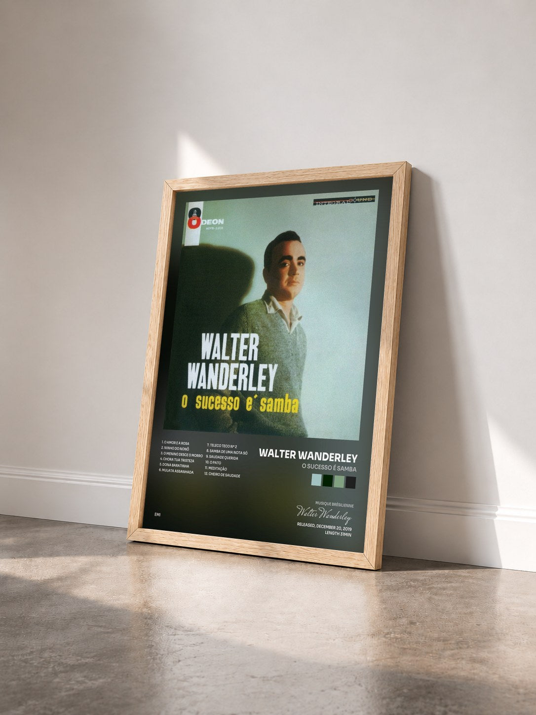 #bois Tableau de l'album O Sucesso É Samba de Walter Wanderley vu de trois quarts, cadre en bois brut