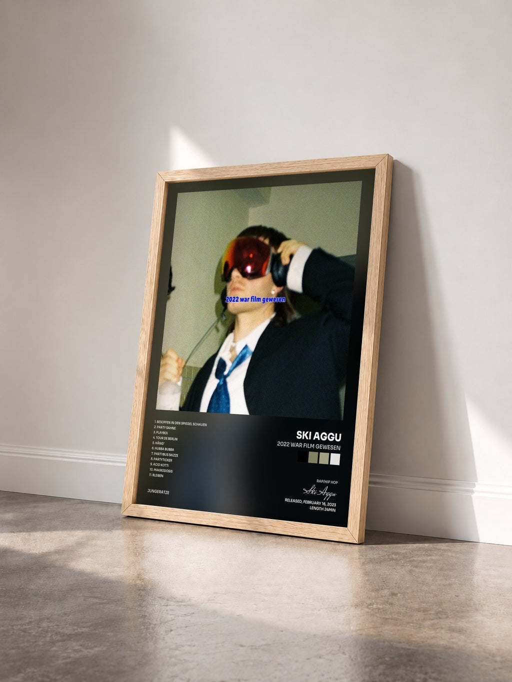 #bois Tableau de l'album 2022 war film gewesen de Ski Aggu vu de trois quarts, cadre en bois brut