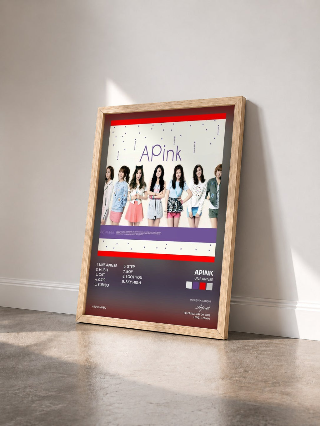 #bois Tableau de l'album UNE ANNEE de Apink vu de trois quarts, cadre en bois brut