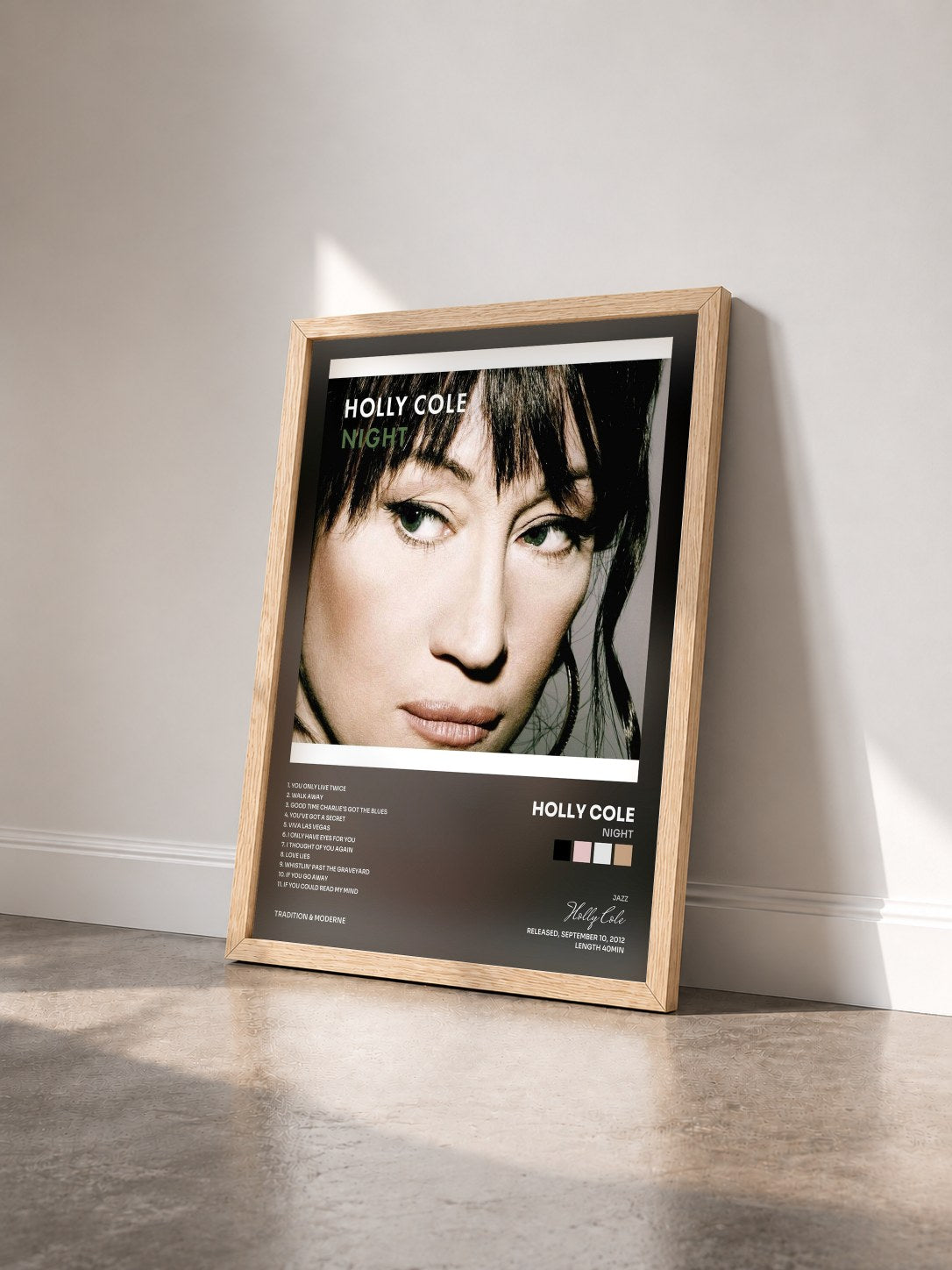 #bois Tableau de l'album Night de Holly Cole vu de trois quarts, cadre en bois brut