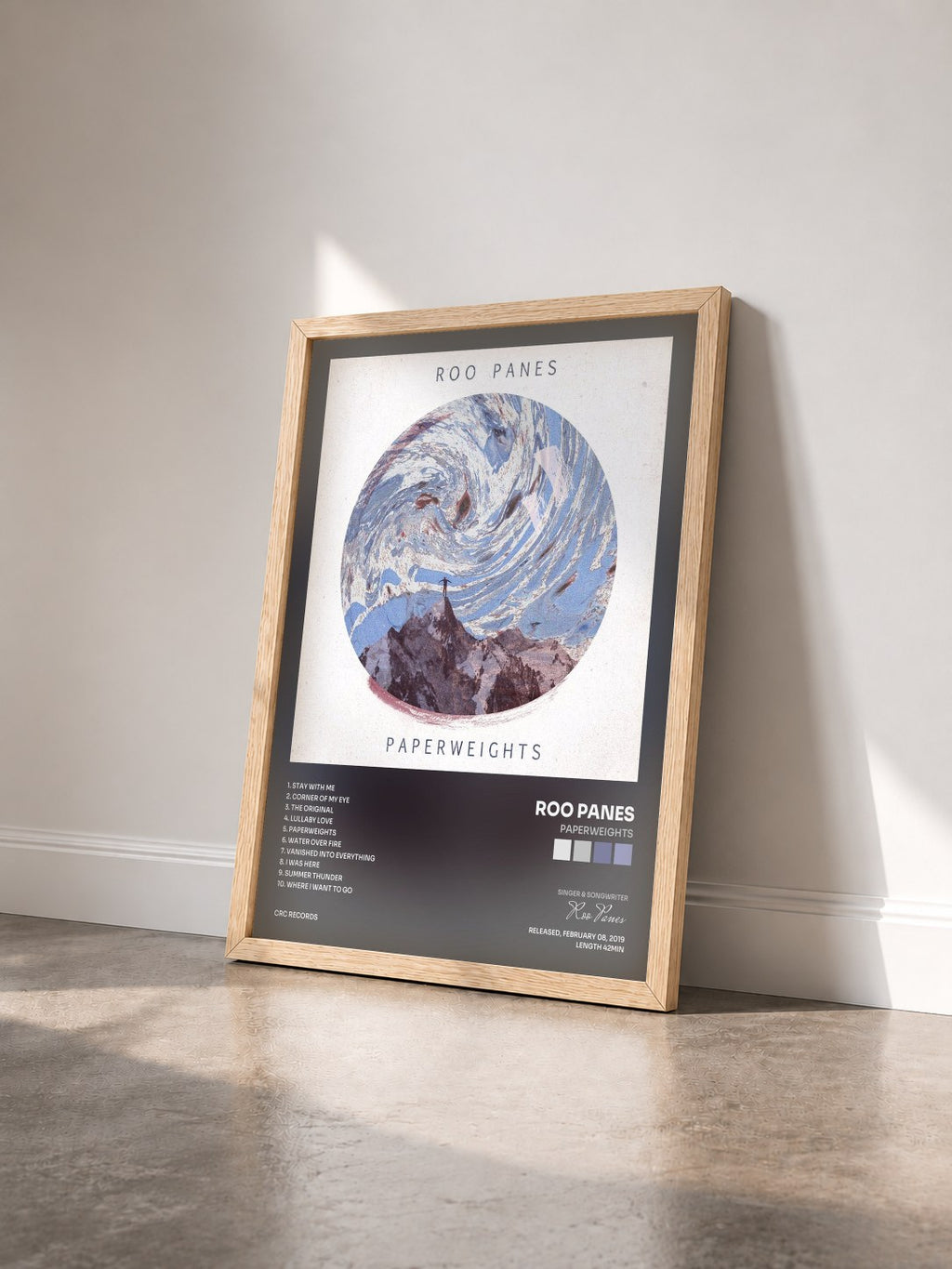 #bois Tableau de l'album Paperweights de Roo Panes vu de trois quarts, cadre en bois brut